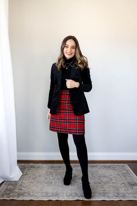 Red Plaid Skirt Outfit, Christmas Skirt Outfit, Tartan Skirt Outfit, Street Style Outfits Casual, Plaid Skirt Outfit, Red Plaid Skirt, Holiday Outfits Christmas, Trendy Christmas Outfits, Weather Outfits