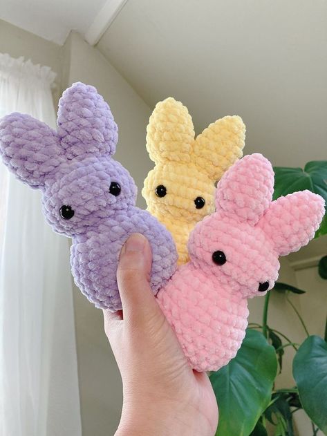 Cute Yarn Ideas, Crochet Amigurumi One Color, Quick Crochet Plushies, Super Easy Crochet For Beginners, Small Crochet Plushies, Spring Crochet Projects, Crochet Plushies Pattern Free, Cute Crochet Plushies, Crochet Bunny Plush