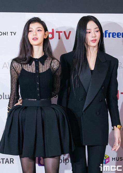 ٌ on Twitter: "danielle and minji are literally THEE duo https://t.co/sV3zcdTJNg" / Twitter Comic Collage, Korean Pop Stars, Kim Minji, New Jeans Style, Velvet Fashion, 인물 사진, Look Alike, Come Together, These Girls