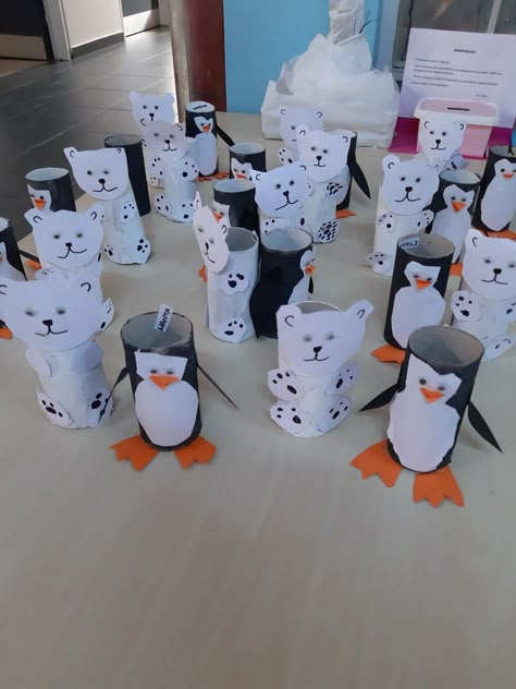 Winter Wonderland Party Theme, Winter Classroom Activities, Winter Crafts Preschool, Winter Activities Preschool, Penguins And Polar Bears, Winter Classroom, Winter Kindergarten, Thema Winter, Winter Preschool