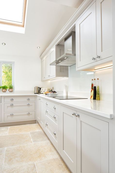 Grey Shaker Kitchen, Kitchen 2024, Grey Kitchen Designs, Kitchen Floors, White Shaker Kitchen, Hampton Style, Casa Country, Shaker Style Kitchens, White Modern Kitchen