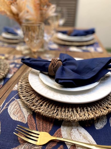 With our Dark Blue and Brown Table Setting Kit, you can create a beautiful table effortlessly, as our kit comes complete with placemats, napkins, and napkin rings perfectly coordinated for setting the table. Get ready to receive plenty of compliments! You only need to choose the number of settings you'll need. We offer sets for 4 to 12 places, or you can also purchase the items individually. Our kits can also be the perfect gift! Visiting someone? Be an excellent guest and gift your host. Need a present for your mother-in-law? This kit will surely make her excited to welcome you. A friend's birthday? How about a table setting kit to create more memorable gatherings? Mother's Day? She'll love this gift! Christmas? Absolutely! This is the ideal gift that delights the eyes and warms the heart Navy Blue And Gold Place Setting, Thanksgiving Table Settings Blue, Casual Table Settings Everyday, Brown Table Setting, Gold Place Setting, Blue Table Settings, Navy Table, White Table Settings, Pretty Table Settings