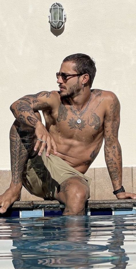 Mens Surfer Tattoos, Celeb Tattoos Male, Tattoos Guys Aesthetic, Old School Tattoo Men, Tattoo Aesthetic Men, Men With Tattoos, Man With Tattoos, Tattooed Man, Tattooed Men