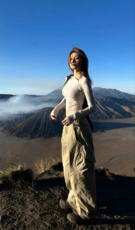 Cute Trekking Outfit, Outfit Bromo Mountain, Backpacking Outfits Asia, Mountain Outfit Aesthetic, Mountain Trip Outfit, Mountain Girl Outfits, Mountain Outfit Summer, Hike Outfit Summer, Hiking Ootd