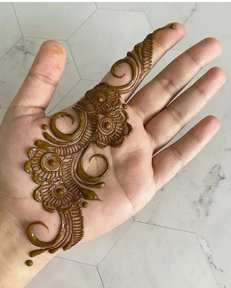 Normal Mehndi Design, Mehndi Design For Kids, Black Mehndi Designs, Finger Mehndi Style, Henna Styles, Traditional Mehndi Designs, Front Hand Mehndi Design, Short Mehndi Design, Front Hand Mehndi