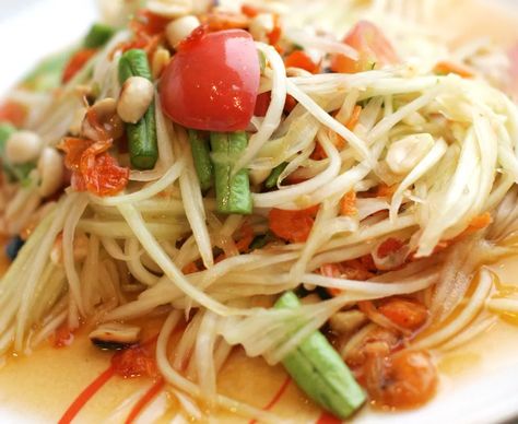 Vegan Som Tum Papaya Salad Recipe Recipes With Papaya, Raw Vegan Salads, Raw Vegan Salad, Recipes For Salads, Salads Without Lettuce, Som Tum, Papaya Recipes, Green Papaya Salad, Vegan Salads