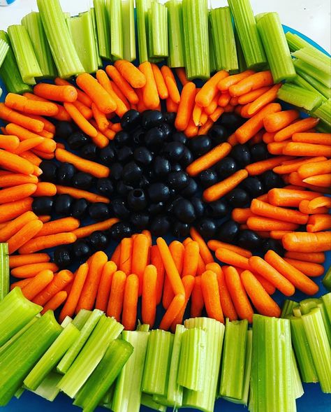 Spider Man Veggie Tray, Spiderman Veggie Tray, Spiderman Themed Snacks, Spider Man Snacks, Spiderman Birthday Snacks, Spider Man Themed Food, Spiderman Party Food Ideas, Spiderman Themed Food, Spiderman Food