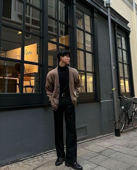 Minimalist Fashion Men Black, Asian Men Fall Fashion, Post Minimalism Fashion Men, Semiformal Outfit Men, Business Core Aesthetic Outfit Men, Asian Academia, Museum Outfit Men, Winter Outfits Aesthetic Korean, Black Korean Outfit