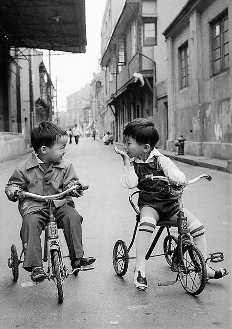 Kids in Chuna. China Photography, Street Photography People, Street Photography Urban, Street Photography Portrait, City Streets Photography, China Street, 사진 촬영 포즈, Photography People, Foto Art