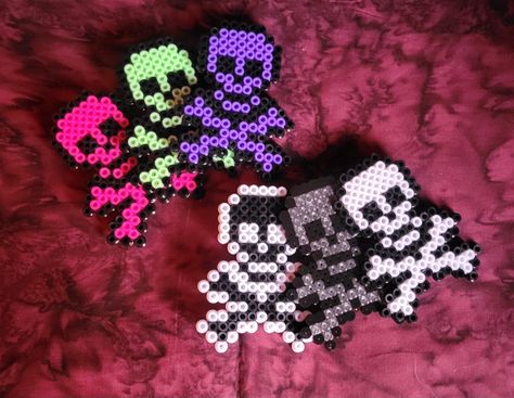 Skull and crossbones hair clips, made with perler beads!  The clip itself is an alligator clip. Two of each color are already made, the rest will be made to order! Perler Bead Words, Boho Perler Beads, Cute Halloween Perler Bead Patterns, Edgy Perler Bead Patterns, Dice Perler Bead Pattern, Perler Aesthetic, The Last Of Us Perler Beads, Tooth Perler Beads, Emo Perler Bead Patterns