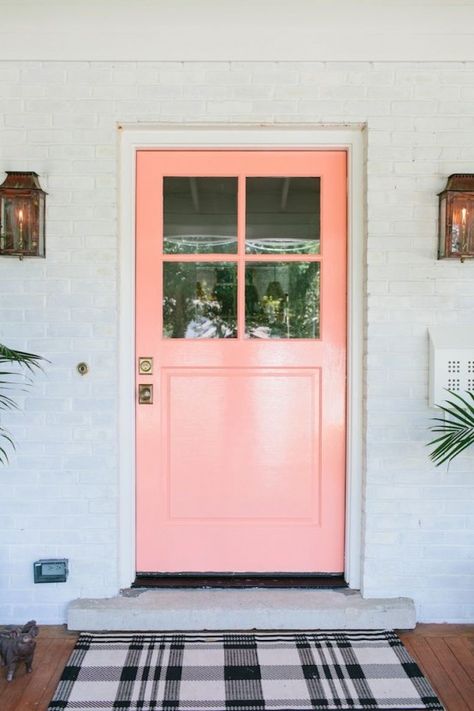 31 Affectionate Peach Accents In Home DÃ©cor | DigsDigs Pink Front Door, Beautiful Front Doors, Front Door Paint Colors, Door Paint Colors, Pink Door, Painted Front Doors, Farmhouse Front, Casa Exterior, Front Door Colors