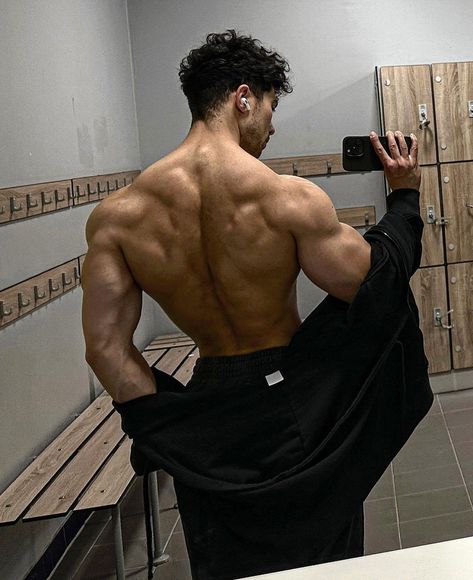 @peterchristianfit on Instagram Style Aesthetics Types, Back Muscles Men, Back Poses, Men Physique, Gym Men Motivation, Gym Poses, 남성 근육, Back Pose, Aesthetic Physique