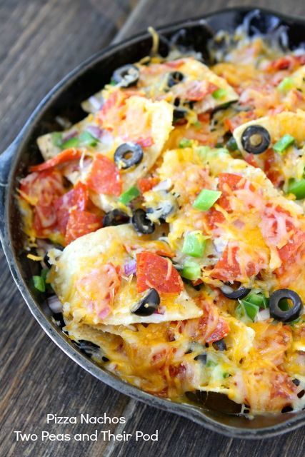 Pizza Nachos on twopeasandtheirpod.com Perfect game day food! #recipe #pizza #nachos Pizza Nachos Recipe, Pizza Nachos, New Year's Eve Appetizers, Pizza Margherita, Campfire Food, Nachos Recipe, God Mat, Football Food, Party Food Appetizers