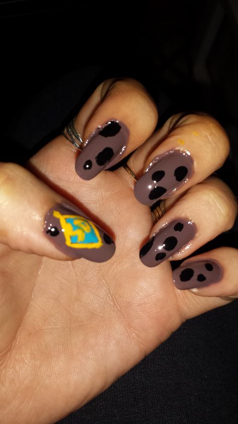 Scooby Doo Nails Simple, Velma Nails Scooby Doo, Scooby Makeup, Scooby Doo Nails Acrylic, Scooby Doo Nail Art, Scooby Doo Tattoo Ideas, Scooby Doo Nails, Velma Halloween, Halloween Scooby Doo