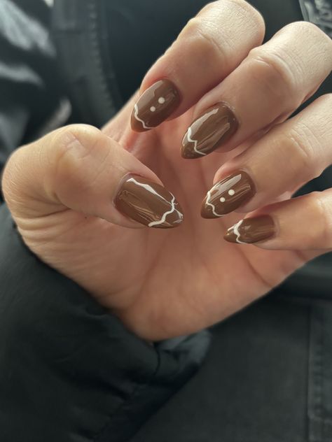 Brown And White Christmas Nails, Brown Gingerbread Nails, Valentines Day Nails Brown, Brown And Cream Nails, Coffee Nails Designs, Winter Nails Brown, Brown Christmas Nails, Hot Chocolate Nails, Christmas Nails Brown