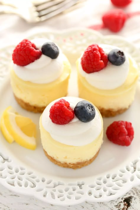 Mini Lemon Cheesecakes Lemon Cheesecakes, Chesse Cake, Mini Patisserie, Lemon Sweets, Mini Lemon Cheesecakes, Lemon Cheesecake Recipes, Homemade Graham Cracker Crust, Biscuits Graham, Mini Cheesecake Recipes