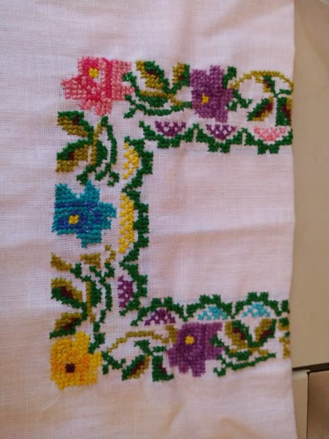 Huipil en lino para a punto de cruz Macrame Wall Hanging Diy, Wall Hanging Diy, Digital Borders Design, Border Design, Macrame Wall, Macrame Wall Hanging, Cross Stitch, Daisy, Wall Hanging