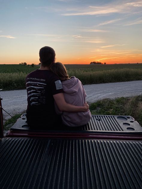 Cuddling Back Of Truck, Cute Fall Couple Aesthetic, Sunset Truck Bed Date, Couple Country Pictures, Couples Photos With Truck, Truck Pictures Ideas Couples, Cute Country Couple Photos, Country Couple Pictures Truck, Truck Couple Pictures