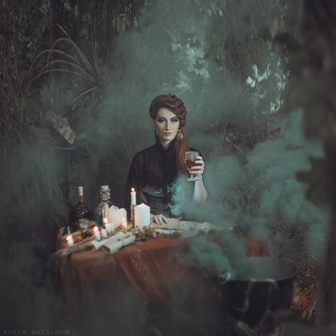 Anita Anti | retrato | retratos femininos | ensaio feminino | ensaio externo… Autumn Witch, Images Disney, Fairytale Photography, Fantasy Photography, Halloween Photoshoot, Season Of The Witch, Witch Aesthetic, Witchy Woman, Dark Photography