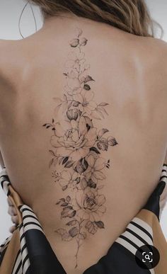 Flower Upper Back Tattoos For Women, Peony Spine Tattoos For Women, Peonies Spine Tattoo, Spine Tattoos For Women Drawings, Peony Back Tattoo Women, Flower Bouquet Spine Tattoo, Peony Spine Tattoo, Floral Back Tattoo Women Spine, Rug Tattoo Dames