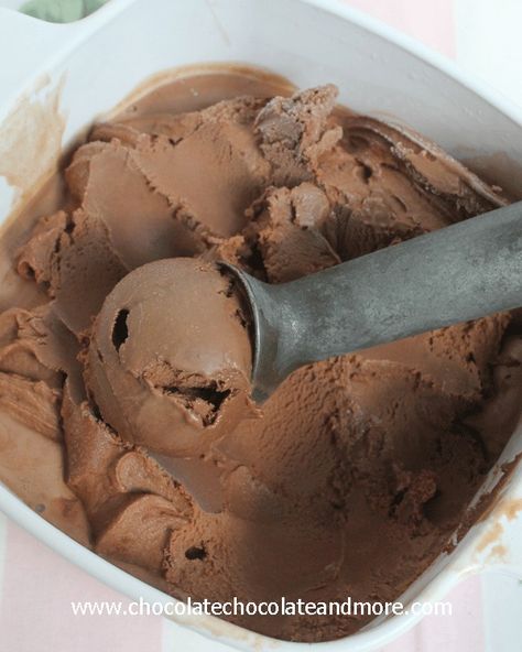 Custard Ice Cream, Gelato Ice Cream, Cream Custard, Ice Cream Maker Recipes, Mint Chocolate Chip Ice Cream, Homemade Ice Cream Recipes, Frozen Custard, Chocolate Chip Ice Cream, Sorbet Recipes