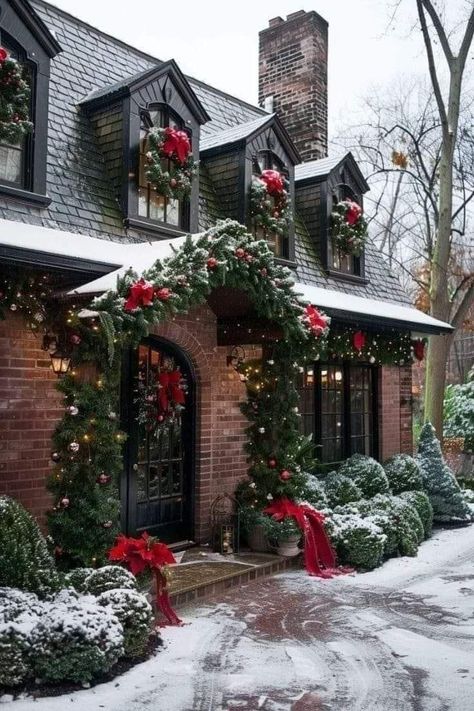 Christmas Exterior, Yule Tide, Christmas Outdoors, Christmas Dreaming, Cozy Christmas Decor, Christmas Farmhouse, Christmas Time Is Here, Christmas Feeling, Christmas Inspo