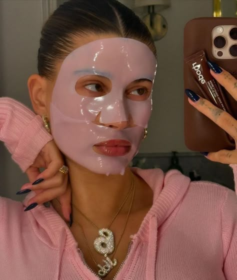 Hailey Bieber Aesthetic, Bieber Aesthetic, Haut Routine, Face Mask Aesthetic, Mask Aesthetic, Hailey Rhode Baldwin, Manicure Inspiration, Hailey Rhode, Vogue Beauty