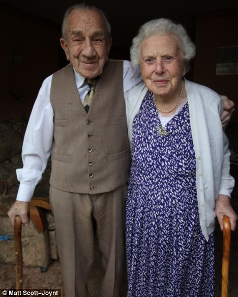 sweetest story ever - this loving couple (99 & 100 years young) have been married 75 years and have not spent more than one night apart in the past eight decades Older Couple, Grow Old With Me, Old Couple, Growing Old Together, Estilo Hippie, Old Couples, Never Too Old, Lasting Love, Love Now