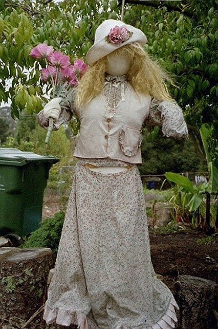 garden scarecrow | My garden lady scarecrow | Flickr - Photo Sharing! Pretty Scarecrow, Garden Scarecrow Ideas, Garden Scarecrow, Garden People, Scarecrow Ideas, Scarecrow Festival, Make A Scarecrow, Scarecrows For Garden, Scare Crow