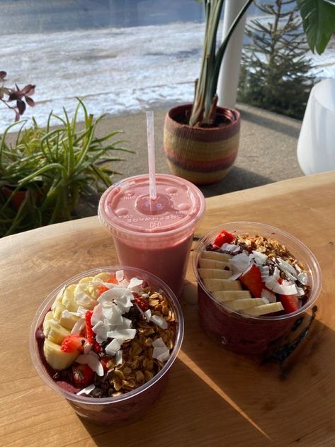 Açaí bowls by the beach Acai Bowls Recipe, Best Smoothie, Summer Smoothies, Healthy Food Motivation, Healthy Smoothie, Bowls Recipe, Food Obsession, Smoothie Bowl, Pretty Food