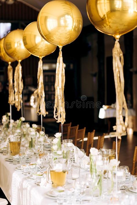 Masculine Birthday Dinner Party, 40th Birthday Restaurant Decorations, Birthday Decorations Restaurant, Table Decorations Birthday Woman, Restaurant Anniversary Celebration Ideas, Birthday Dinner Table Decor Restaurant, Restaurant Birthday Decorations, Restaurant Birthday Decorations Table, Birthday At A Restaurant