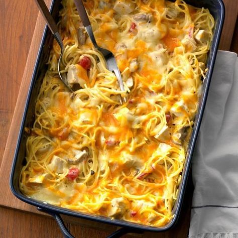 Spaghetti Casserole Recipe, Chicken Spaghetti Casserole, Chicken Spaghetti Recipes, Chicken Noodle Casserole, Spaghetti Casserole, Hearty Chicken, Cheesy Casserole, Noodle Casserole, Chicken Spaghetti