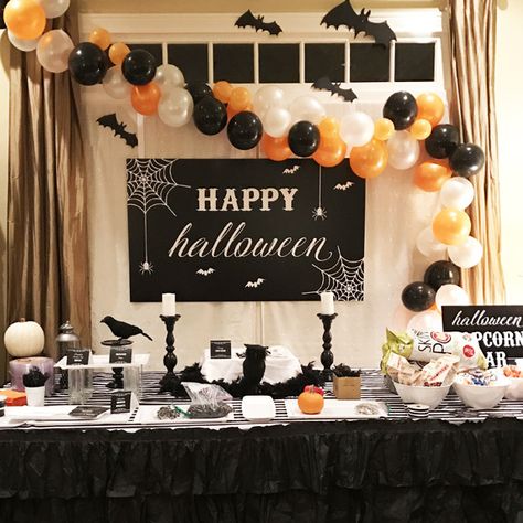 Diy Floral Wall, Floral Wall Backdrop, Halloween Party Backdrop, Halloween Themed Party, Spooky Diy, Halloween House Party, Halloween Backdrop, Spooky Halloween Party, Halloween Balloons