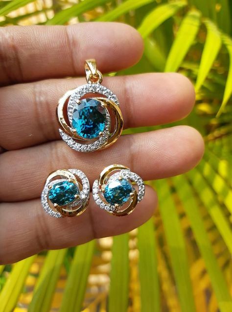 Stone Lockets Pendants, Pendant With Stone, Traditional Pendant, Stone Jewellery Designs, Gold Pendent, Bridal Necklace Designs, New Gold Jewellery Designs, Pendant Sets, Diamond Pendant Sets