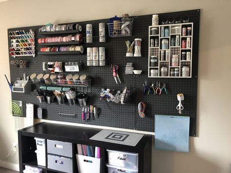 Peg Board Ideas For Craft Room, Skadis Pegboard Ideas, Black And White Craft Room, Black Craft Room, Home Art Studios, Mist Wallpaper, Tattoo Shop Decor, Office Craft Room Combo, Bureau D'art