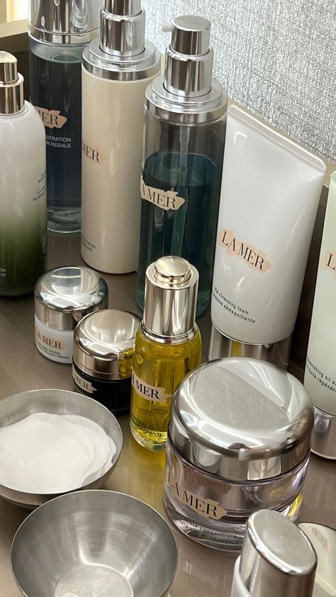 La Mer Skincare Aesthetic, Luxury Skin Care Aesthetic, La Mer Aesthetic, Luxury Skincare Aesthetic, Lamer Skincare, Ivy Photoshoot, Items Aesthetic, Expensive Skincare, High End Skincare