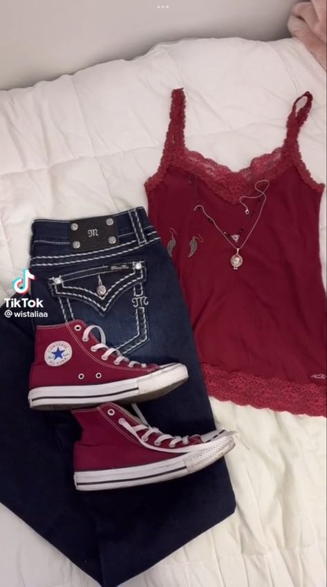 Downtown Girl Outfits Aesthetic, 2000s Style Aesthetic, Red Outfit Casual, 2000s Inspired Outfits, Miss Me Outfits, Grunge Fits, Jeans 2000s, Preppy 90s, 2000s Outfit