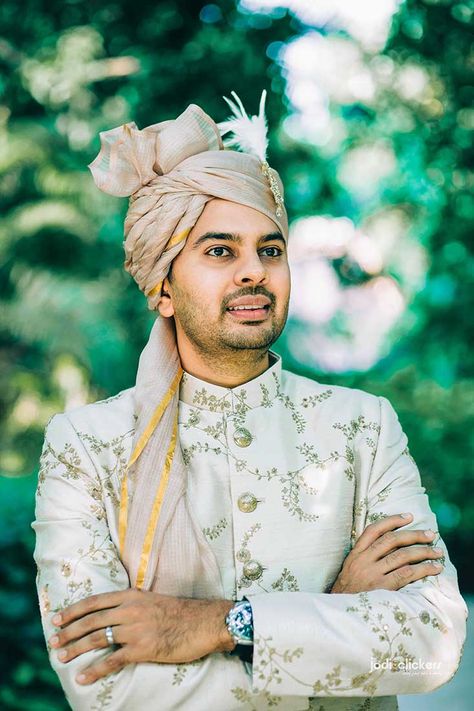 Boy Photography Poses Wedding, Groom Wedding Shoot, Varraja Pose, Dulha Pose Wedding Photos, Boy Wedding Poses, Wedding Boy Poses, Groom Single Poses, Dulha Pose, Single Pose