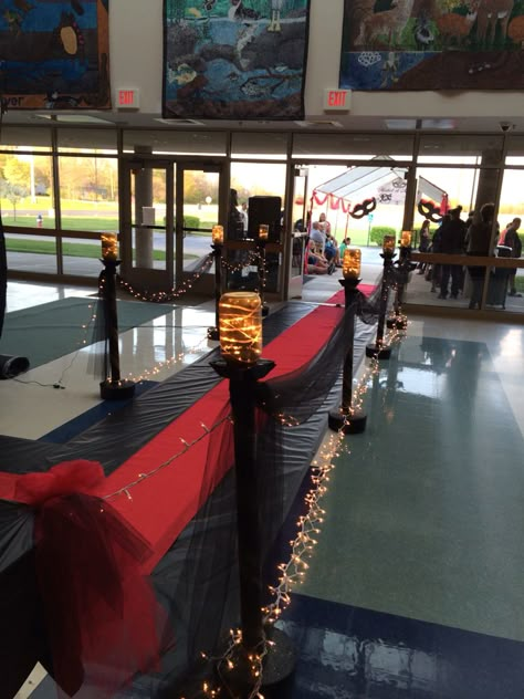 Prom Entrance Ideas Entryway, Red Carpet Masquerade Party, Banquet Entrance Decoration, Red Carpet Glam Party, Red Carpet Entrance Ideas Entryway, Masquerade Entrance, Prom Entrance Ideas, Prom Decoration Ideas High Schools, Red Carpet Prom Theme