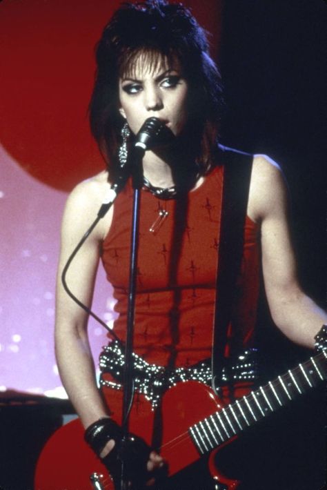 Joan Jett's Edgy Hairstyle: 30 Amazing Color Portrait Photos of the Queen of Rock 'n' Roll in the 1970s and 1980s ~ vintage everyday Joan Jett Outfits, 80s Rock Fashion, 80’s Rock, Female Rock Stars, Chica Punk, Rock Look, 80s Punk, Color Portrait, Rock Girl