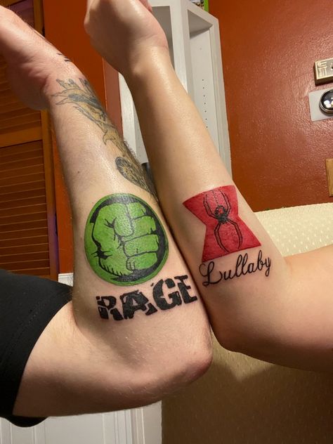 Deadpool Couple Tattoo, Incredible Hulk Tattoo Ideas, Marvel Couples Tattoos, Hulk Tattoo Ideas For Women, Marvel Black Widow Tattoo, Marvel Couple Tattoos, Marvel Matching Tattoos, Black Widow Tattoo Marvel, Mcu Tattoo