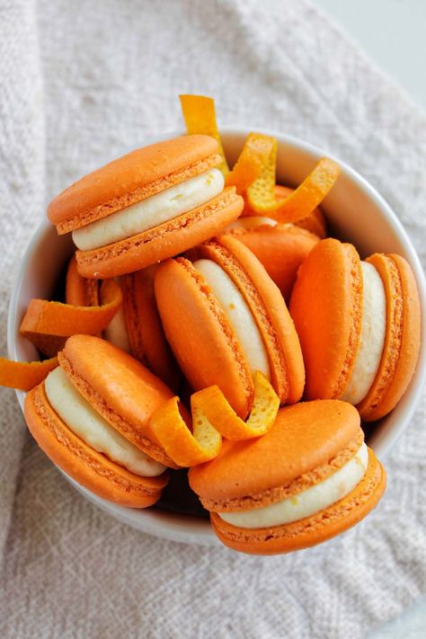 I'm obsessed with these orange macarons. The filling is orange creamsicle, which was one of my all time favorite flavors as a kid. These are so nostalgic, but with an adult twist (they don't taste as artificial as the dreamsicle I remember). This recipe uses bright orange French macaron shells. The filling is so fruity and delicious. It would be perfect for a summer macaron or even for 4th of July celebrations. Orange Macarons, Cake Macarons, Yuzu Citrus, Macaroon Cake, Healthy Cakes, Macaron Filling, Macaron Flavors, French Macaron, French Macaroons