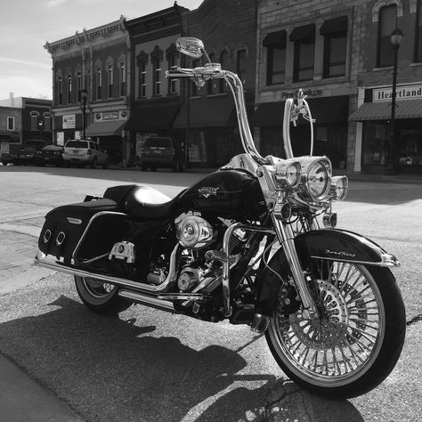 Harley Davidson Road King Classic with Carlini apes Roadking Harley Davidson, Road King Harley, Dodge Challenger Scat Pack, Harley Davidson Road King, Hd Sportster, Custom Motorcycles Harley, Road King Custom, Harley Davidson Baggers, Custom Street Bikes