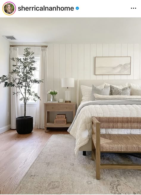 White And Natural Wood Bedroom Ideas, Bedroom With White Oak Floor, Australian Farmhouse Bedroom, Shiplap Master Bed, Simple White Bedroom Ideas, Light Wood Bedroom Ideas, Bali Style Bedroom, Primary Bedroom Design, Bedroom Wood Floor