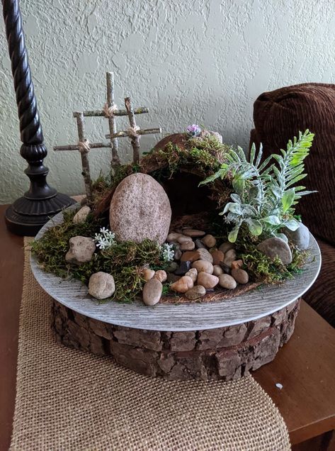 Lent Centerpiece Ideas, Ressurection Garden Diy, Easter Resurrection Garden, Easter Sunday Church Decorations, Empty Tomb Craft, Jesus Easter Decor, Easter Planters, Christ Centered Easter Decorations, Easter Altar Decorations