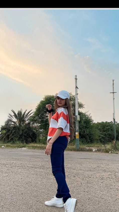 Follow me as sania khan Pose With Cap For Women, Poses With Caps Women, Cap Poses Women, Jeans Top Photoshoot Poses, Cap Poses, Clg Outfits, Modest Tops, Stylish Photo, Western Wear Outfits