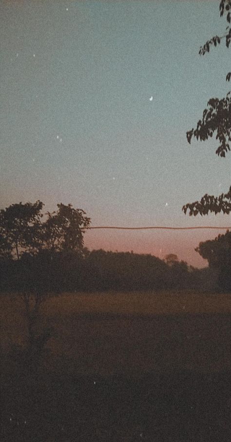 Poetic Aesthetic Wallpaper, Indie Aesthetic Photos, Poetic Background, Windy Aesthetic, Soft Academia Aesthetic, Photo Background Wallpaper, Poetry Wallpaper, European Decor Style, Dusk Sky