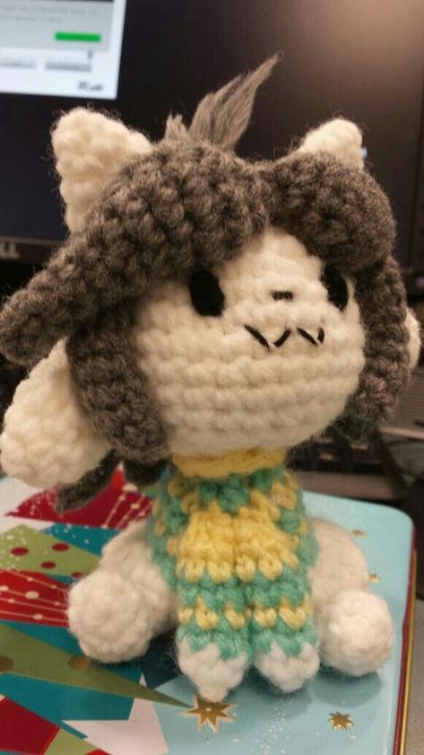 Temmie Deltarune Crochet, Crochet Plush Ideas, Undertale Crochet, Undertale Plush, Crochet Tips And Tricks, Crochet Snail, All Spiderman, Creepy Creatures, Little Misfortune