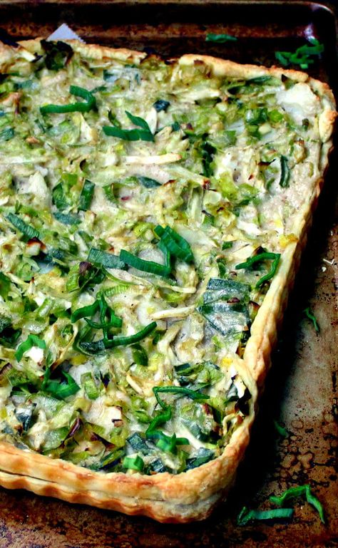 Leak Recipes Vegan, Vegan Puff Pastry Tart, Unique Vegan Meals, Vegan Savory Pastries, Baked Vegan Recipes, Leak Recipes, Vegan Puff Pastry Recipes, Leek Recipes Side Dishes, Vegan Cabbage Recipes