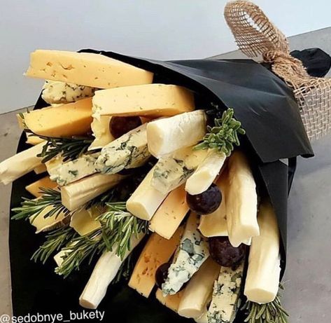 Cheese Bouquet, Grapes Decoration, Sweets Bouquet, Vegetable Bouquet, Food Bouquet, Edible Bouquets, Decorações Com Comidas, Edible Arrangements, Charcuterie Recipes